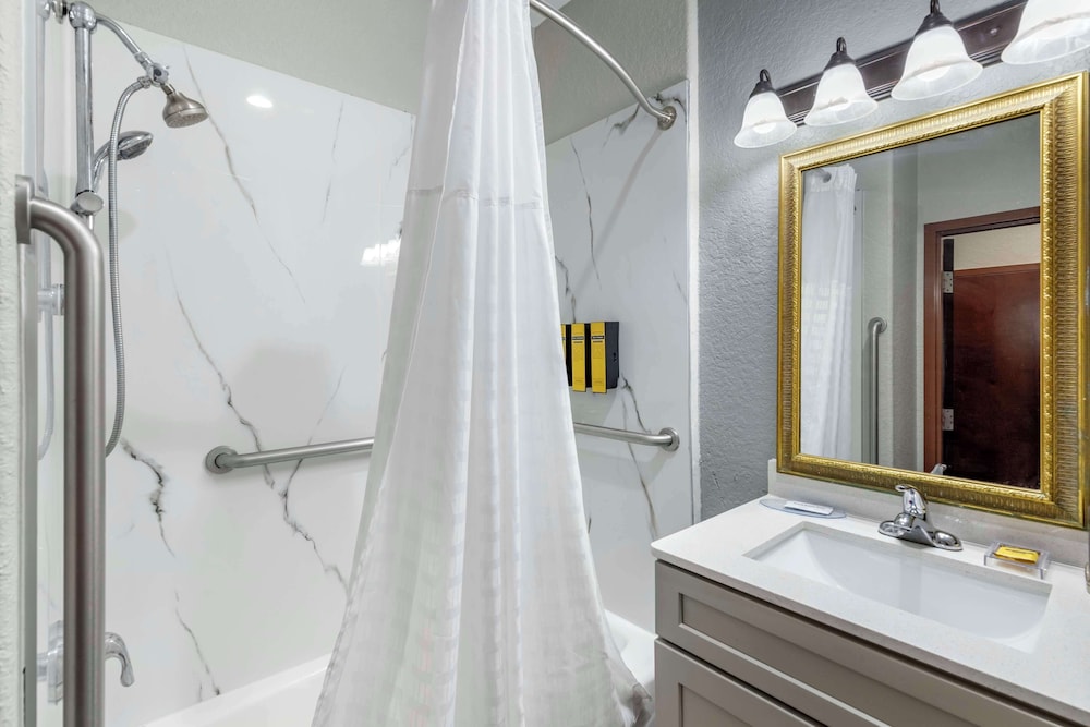 غرفة قياسية بسريرين كوين لذوي الإعاقة، Best Western Plus Victoria Inn & Suites 4/4