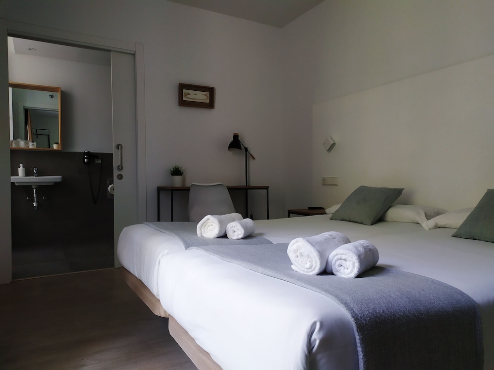 Deluxe, Twin Beds, Balcony, Pension Sarriegi 2/5