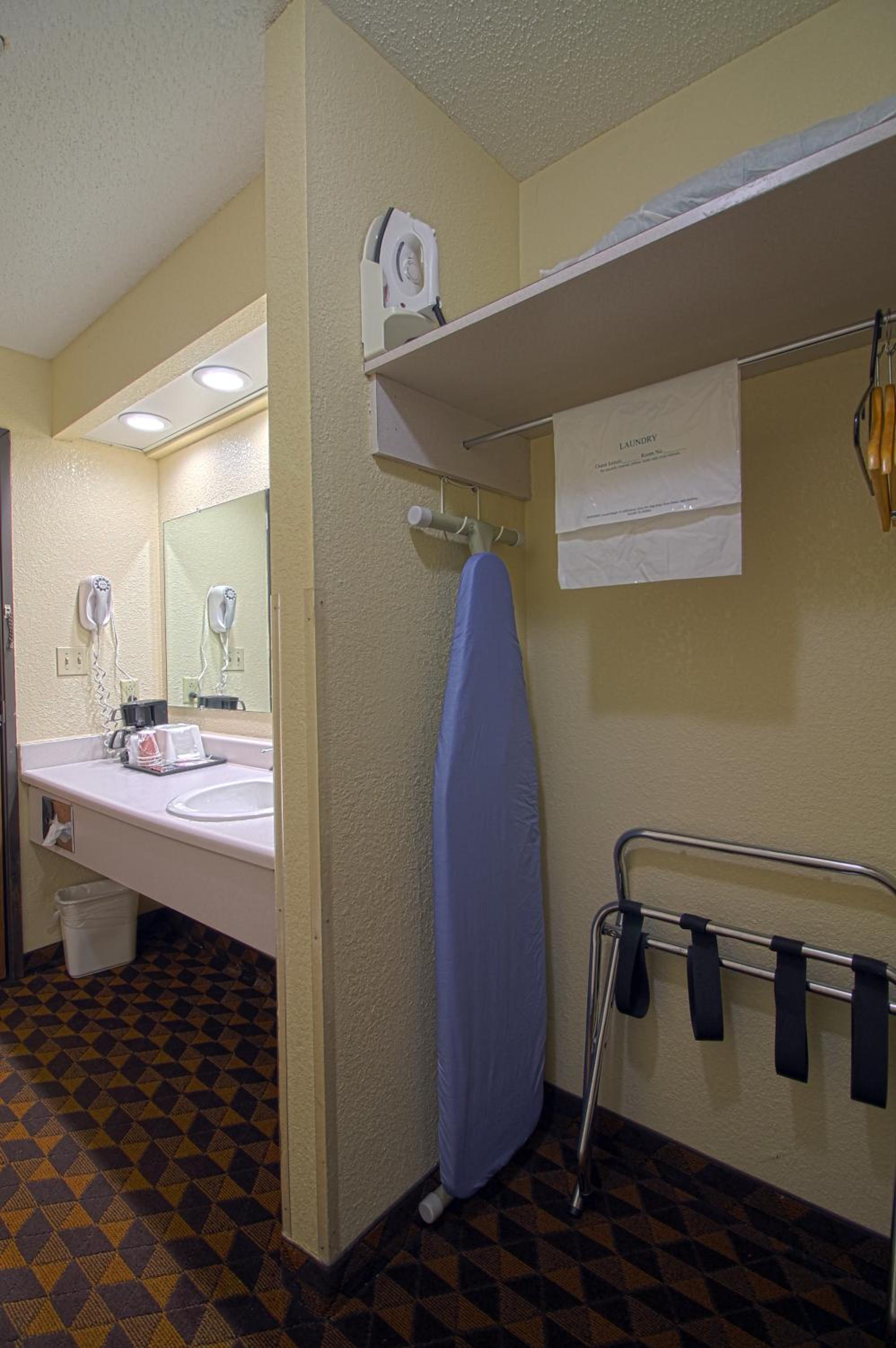 Geneva Motel Inn 25/26