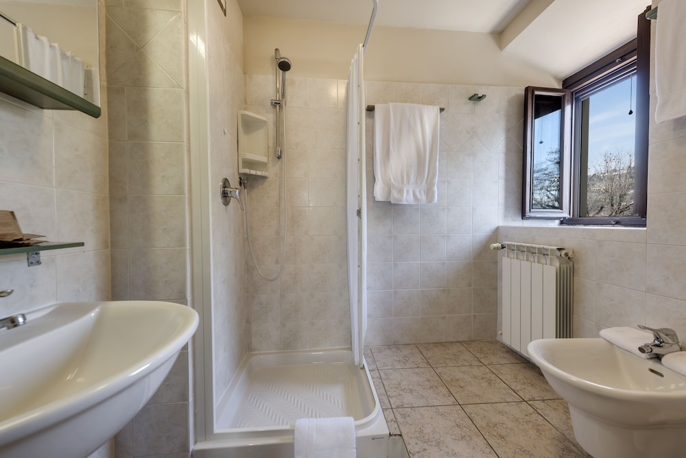ROOM, TWIN BEDS, HILL VIEW, BALCONY