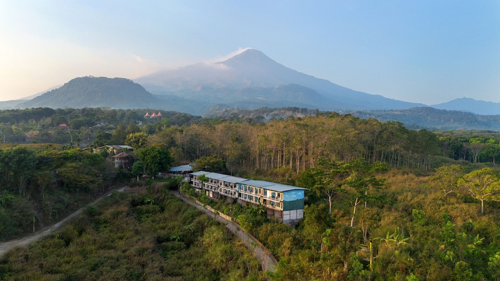Royal Caravan Hotel and Outbond 52/58
