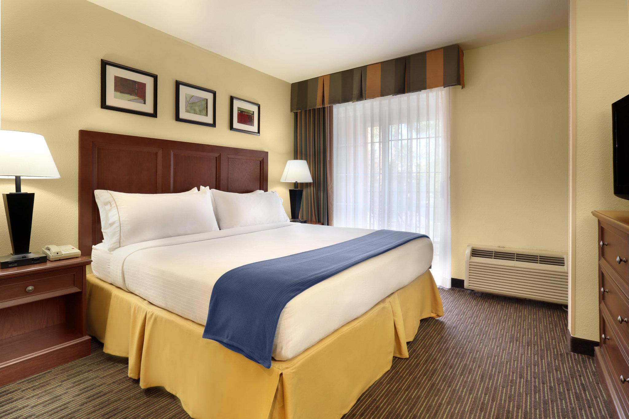 1 King Bed Studio Suite OR 2 Queen Beds Studio Suite