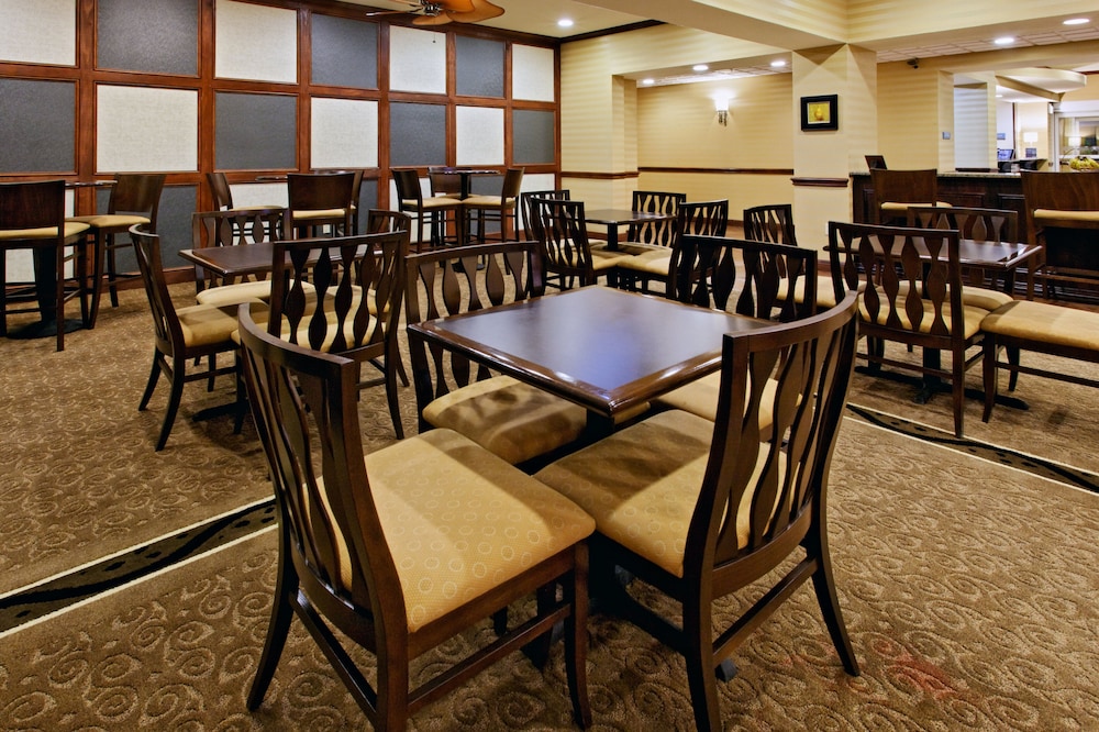 Holiday Inn Express Hotel Suites Cleburne 57/76