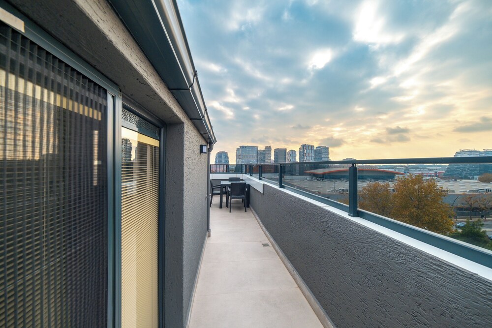 Luxury Life Suites 47/50