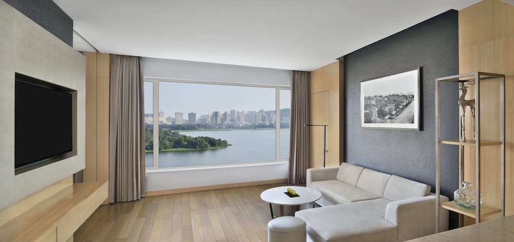 Room, King Bed, Hill View، The Westin Mumbai Powai Lake (ex Renaissance Mumbai) 2/10