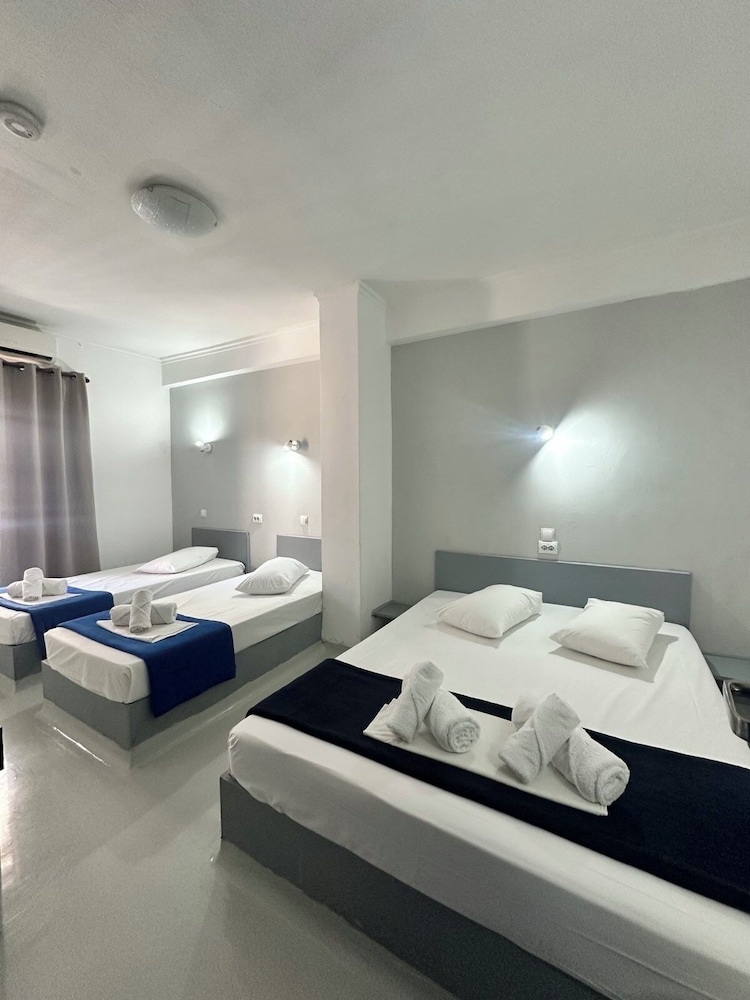 1 BEDROOM, BASIC, QUADRUPLE