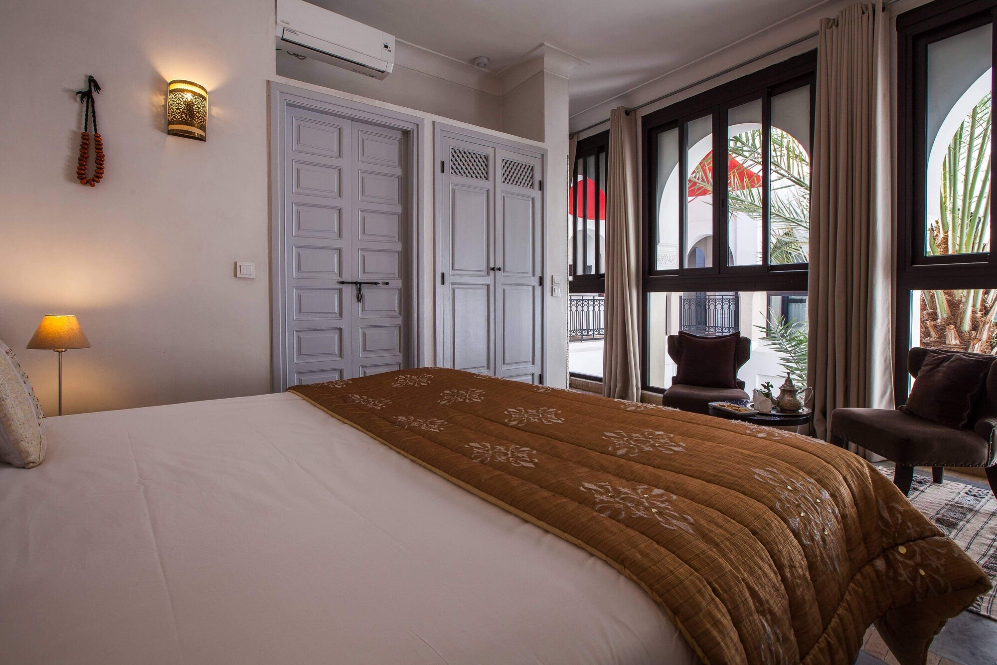 Senior, Suite, Queen Bed