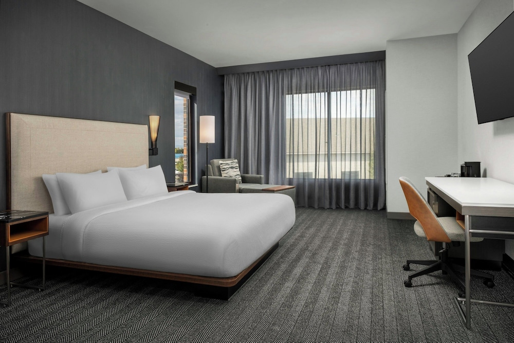Suite, King Bed, Sofa