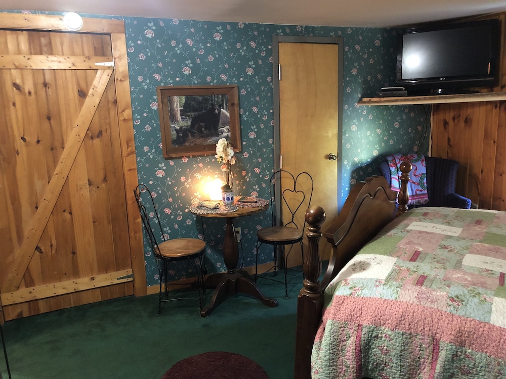 Evergreen Cottage Inn & Cabins 7/38