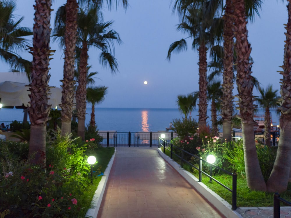 Club Akman Beach Hotel 48/50