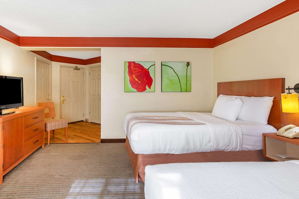 La Quinta Inn & Suites by Wyndham Raleigh Cary 16/44