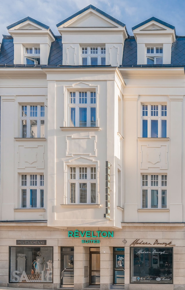 Revelton Suites 2/71