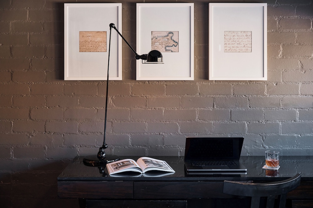 Harbour Rocks Hotel 11/70