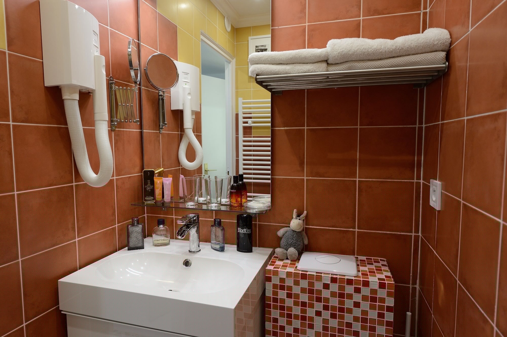 White, Studio, Double Bed، Les Patios Du Marais 2/2