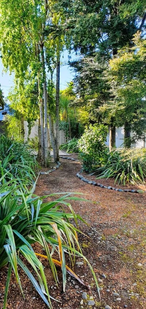 Fiordland Lakeview Motel and Apartments 64/67
