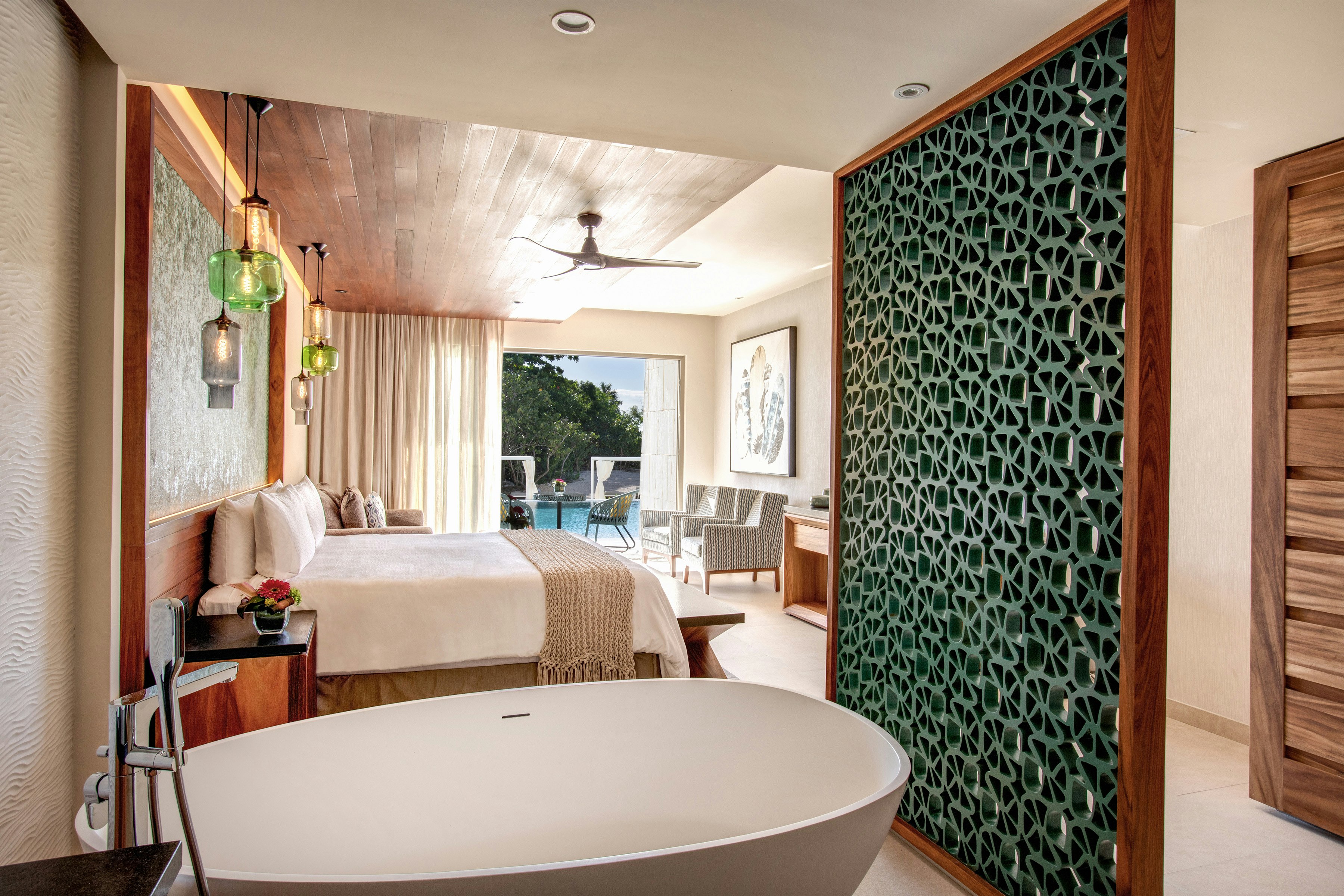 SWIM OUT, SUITE, KING BED, BATHTUB