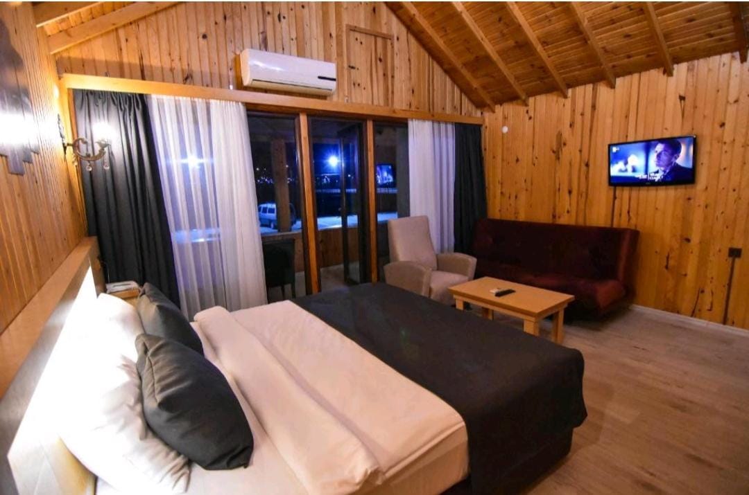 Sandal Hotel 18/45