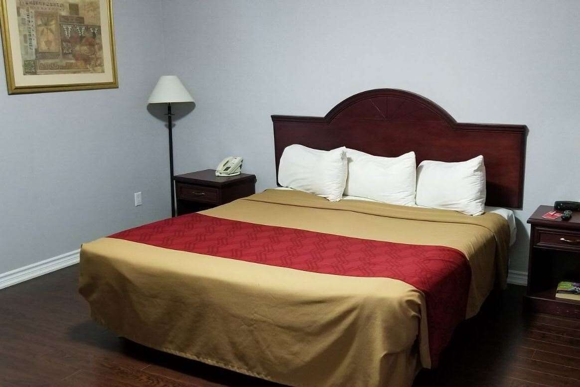 ROOM, QUEEN BED