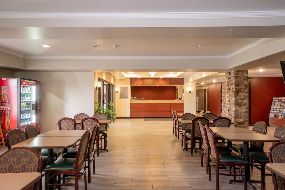 Red Roof Inn and Suites Indianapolis Airport 40/46