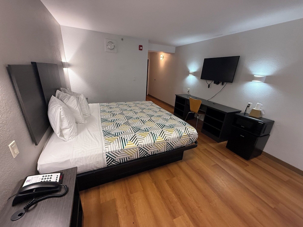 DELUXE, KING BED