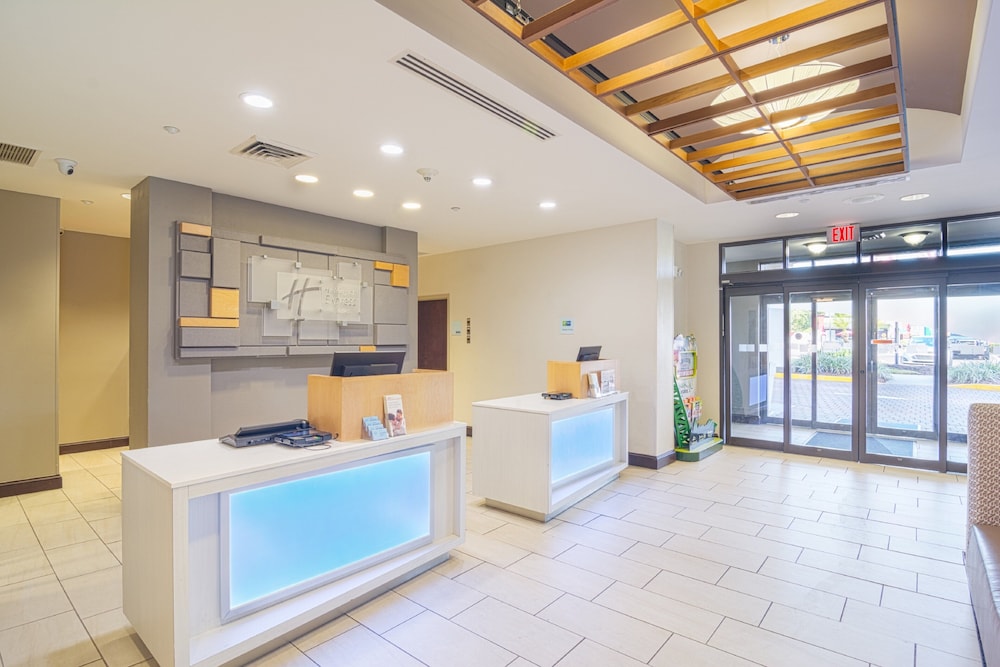 Holiday Inn Express Hotel Suites Tampa Usf Busch Gardens 10/70