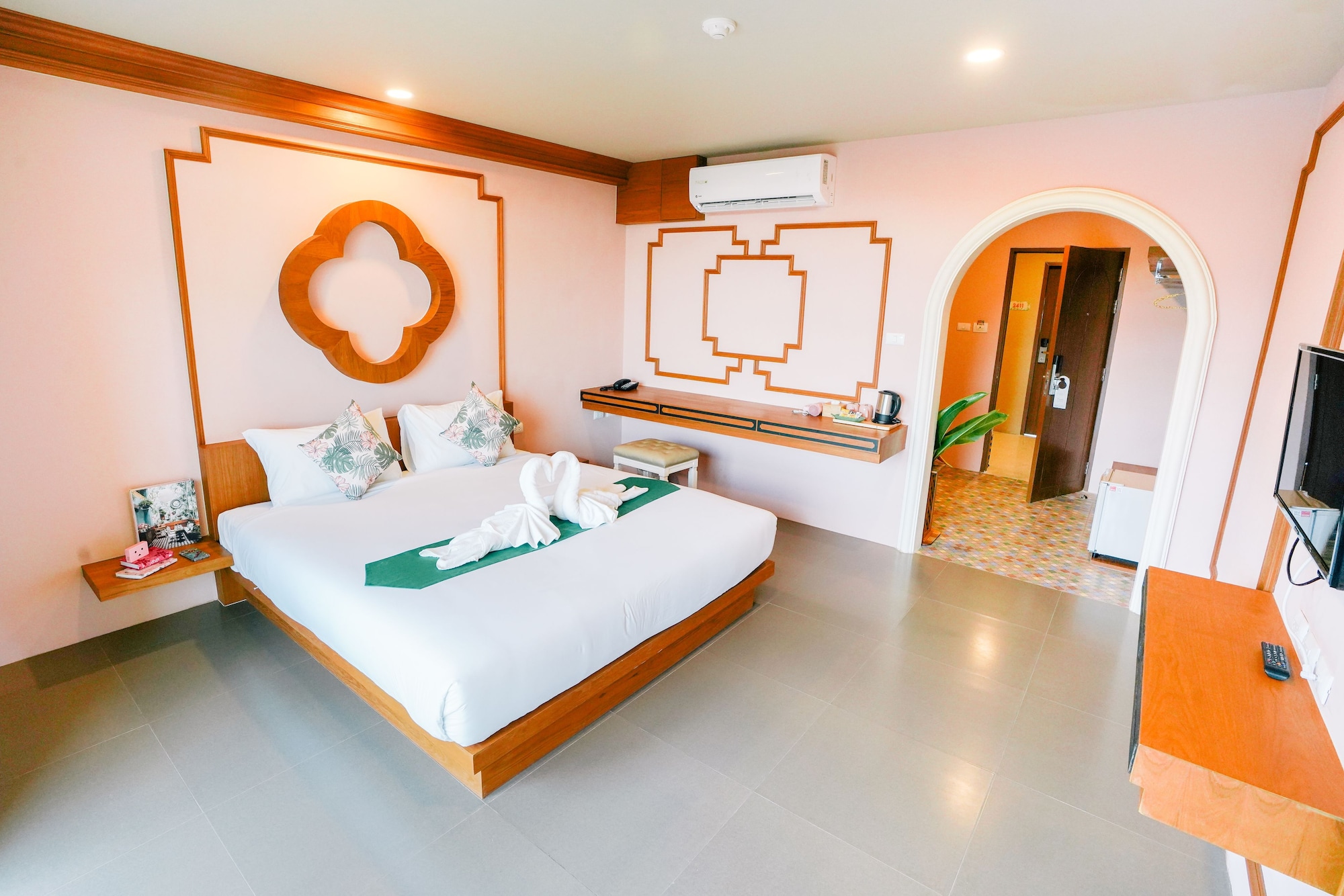 غرفة ثلاثية بسرير فردي وسريرين كوين بإطلالة على المسبح، ROYAL PINEAPPLE HOTEL a welcome to wealth and good fortune 7/11