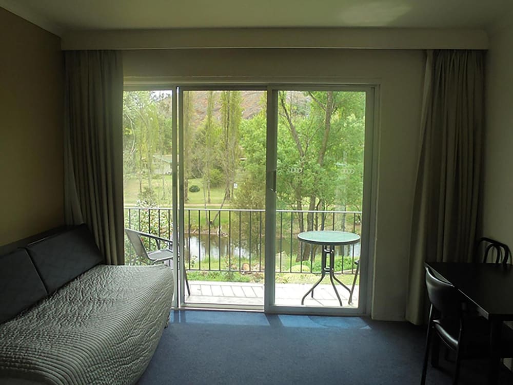 RIVERBANK PARK MOTEL 25/63