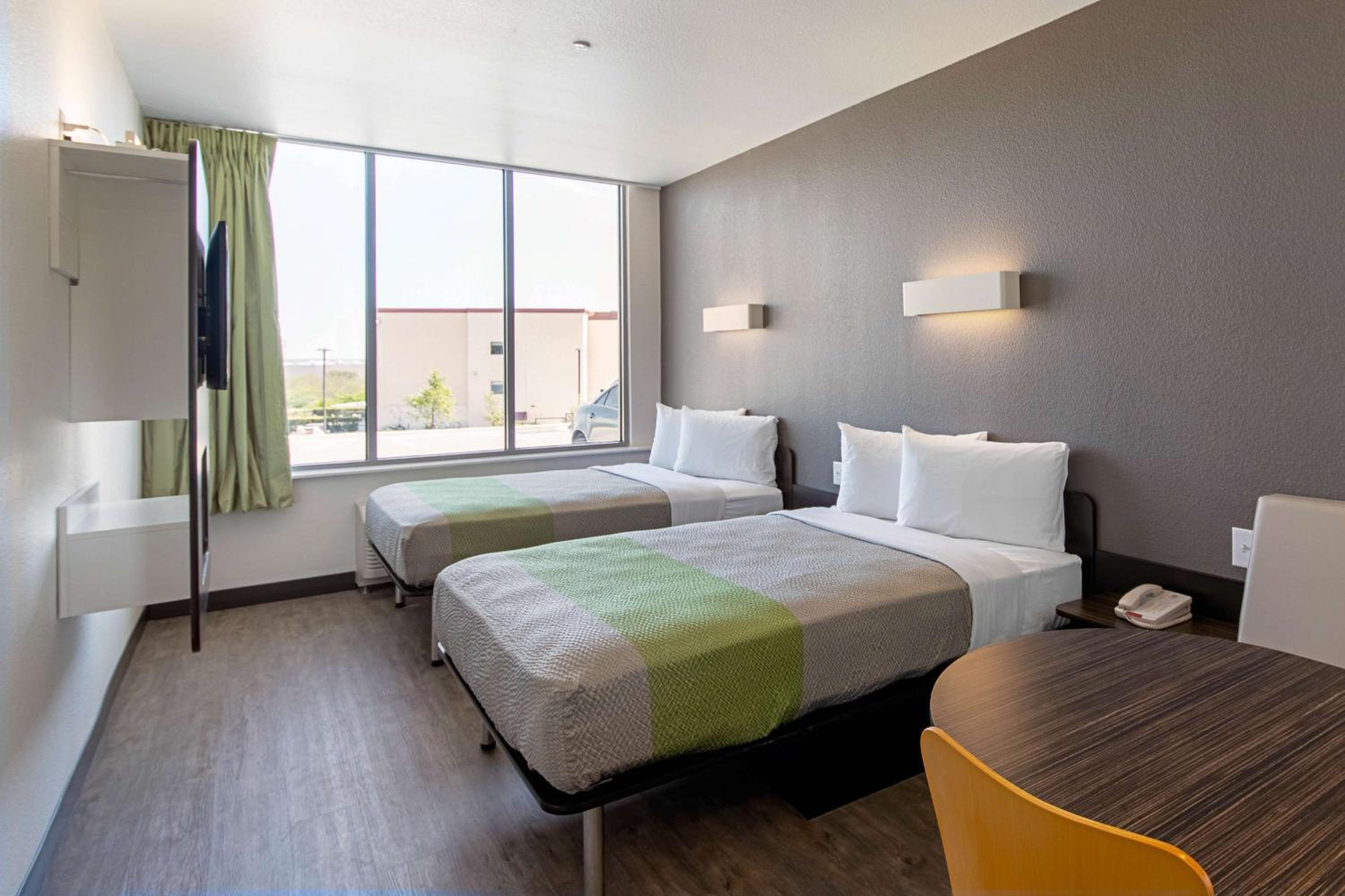 ROOM, QUADRUPLE, ACCESSIBLE
