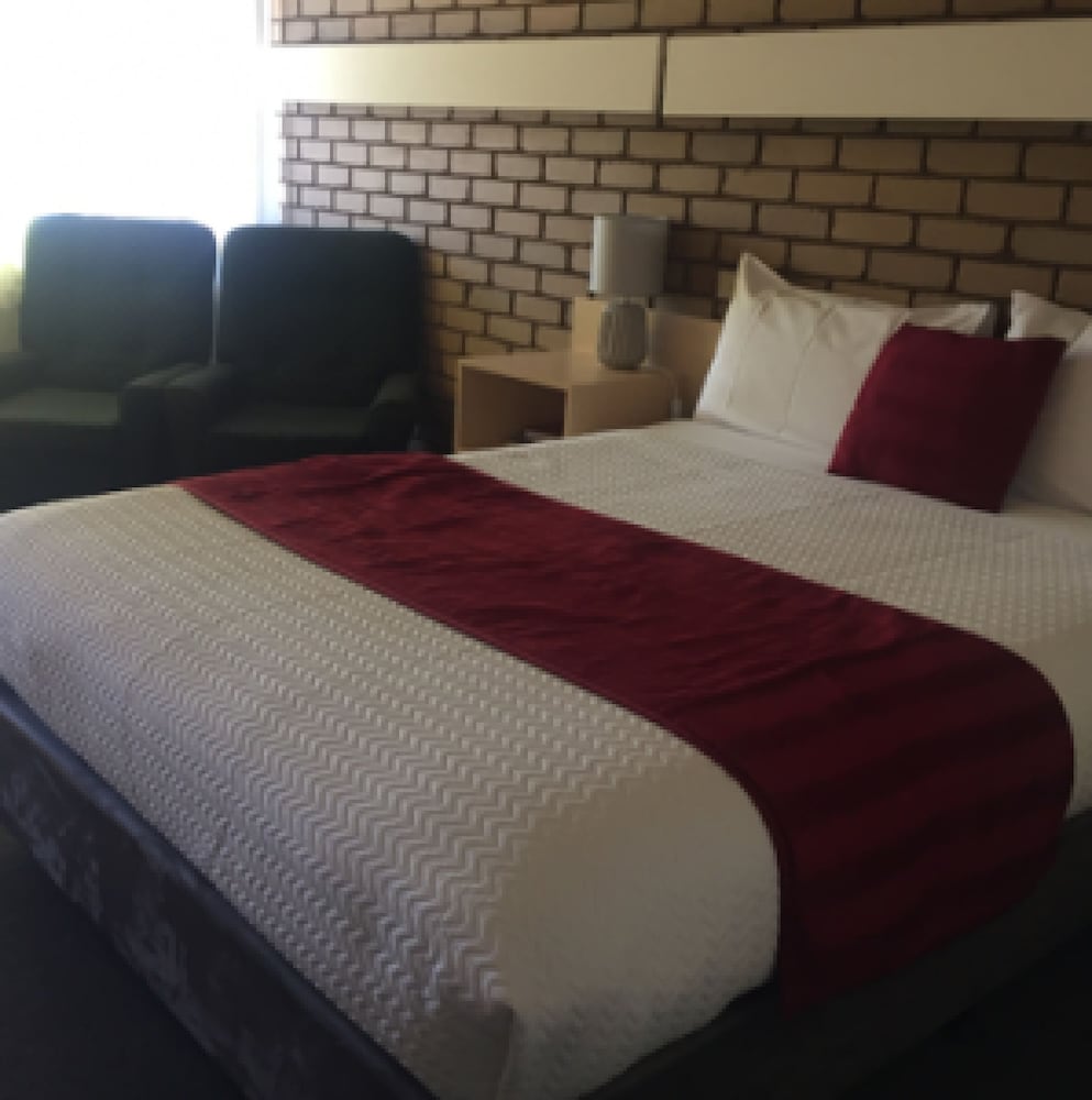 Tudor House Motor Inn 25/62