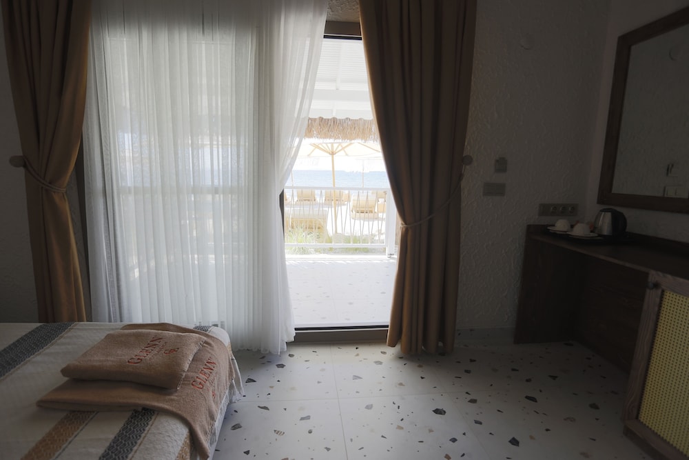 Glenn Hotel Beach 21/50