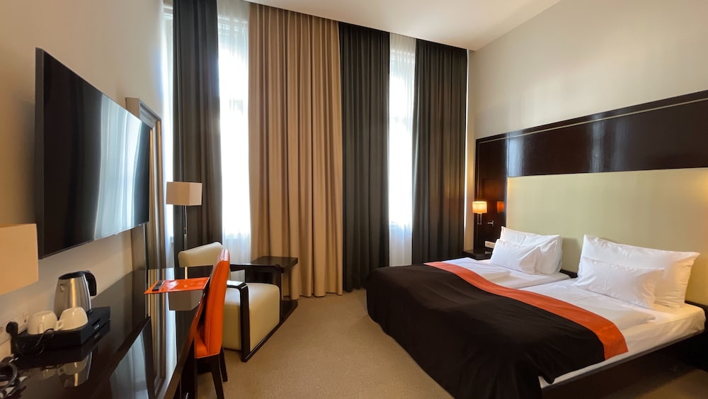 DELUXE, TWIN BEDS, QUEEN BED