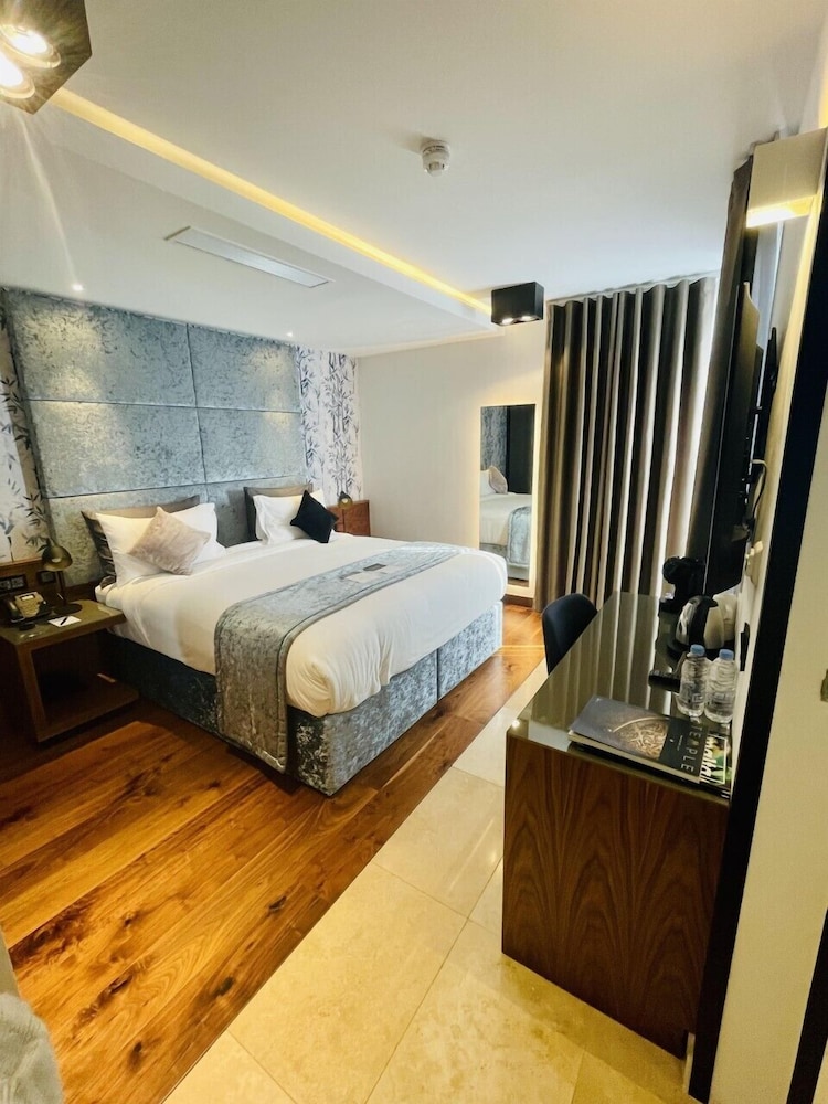 The Village Boutique and Spa 12/72