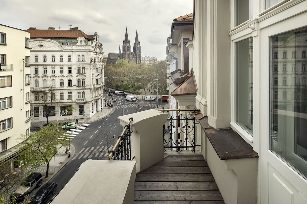 Elizabeth Suites 42/50