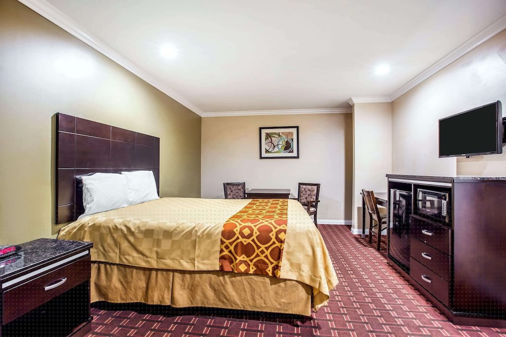 Rodeway Inn & Suites Bellflower 14/33