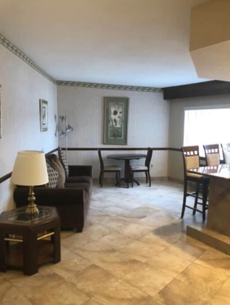 Chalet Inn & Suites Centerport 24/45