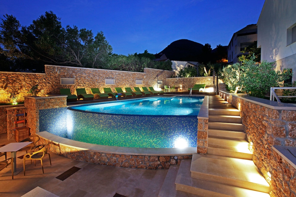 Boutique Hotel Bol 2/50