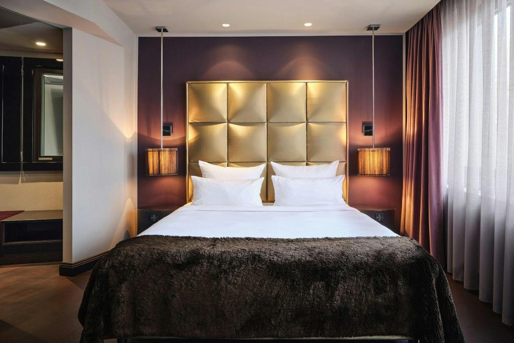 Room Assigned on Arrival, Suite, King Bed, City View