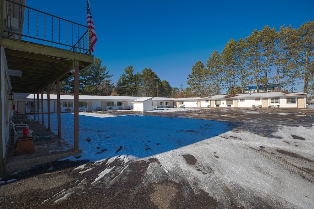 Love Hotels Tomahawk at Lake Mohawksin WI 39/49