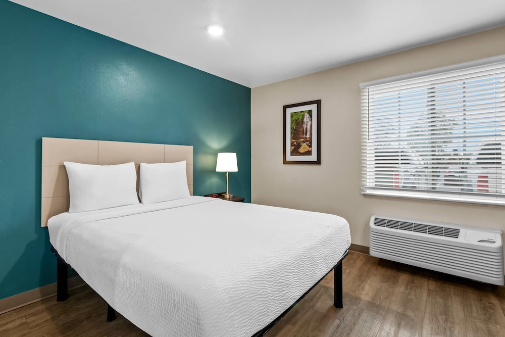 STANDARD, QUEEN BED