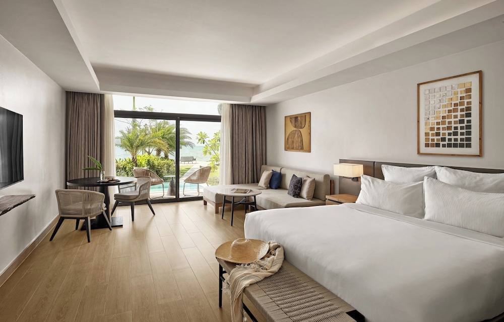 Junior Suite, King Bed, Ocean View, Pool Access