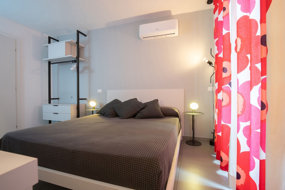 ROOM, DOUBLE BED