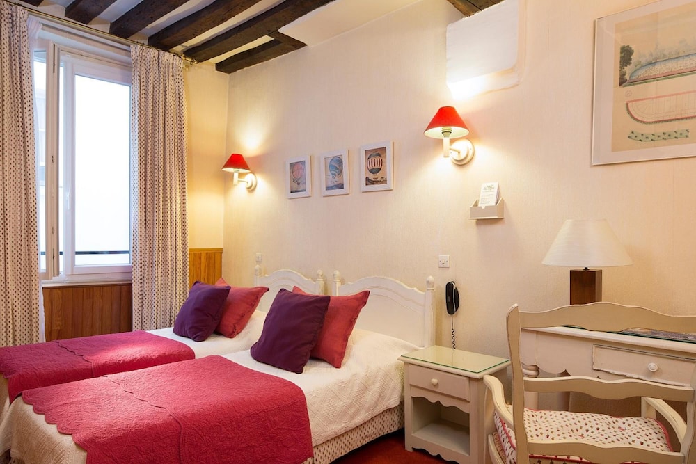 ROOM, TWIN BEDS