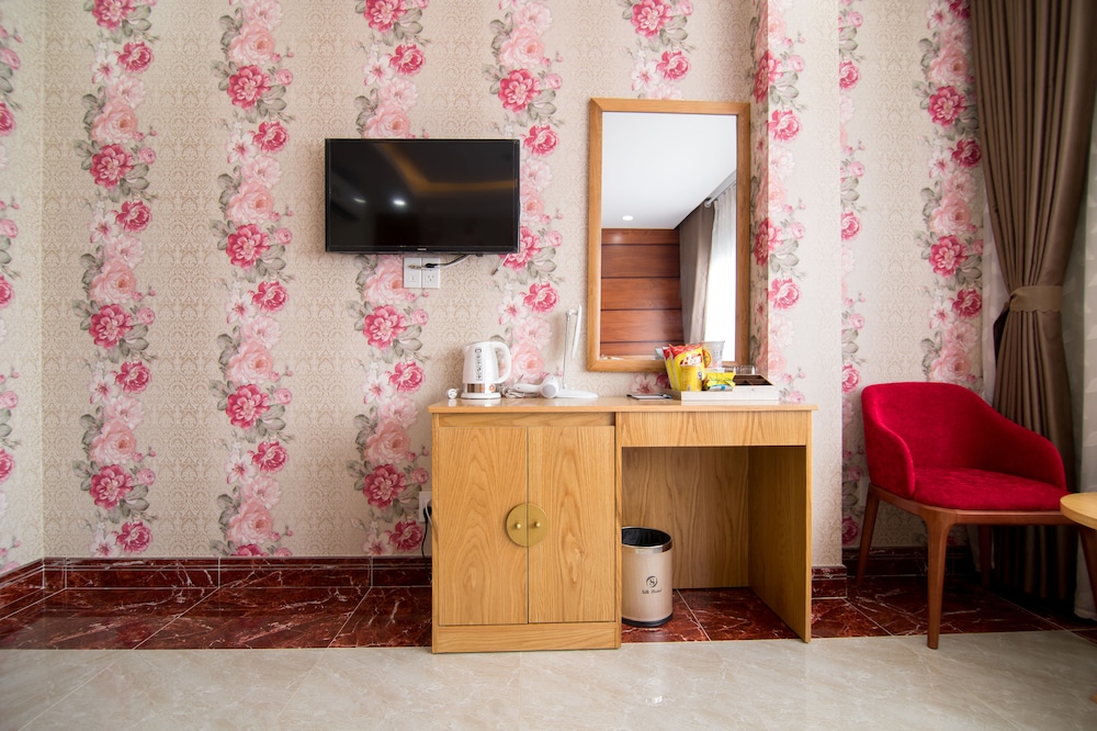 RedDoorz Plus near Tan Son Nhat airport 2 6/50