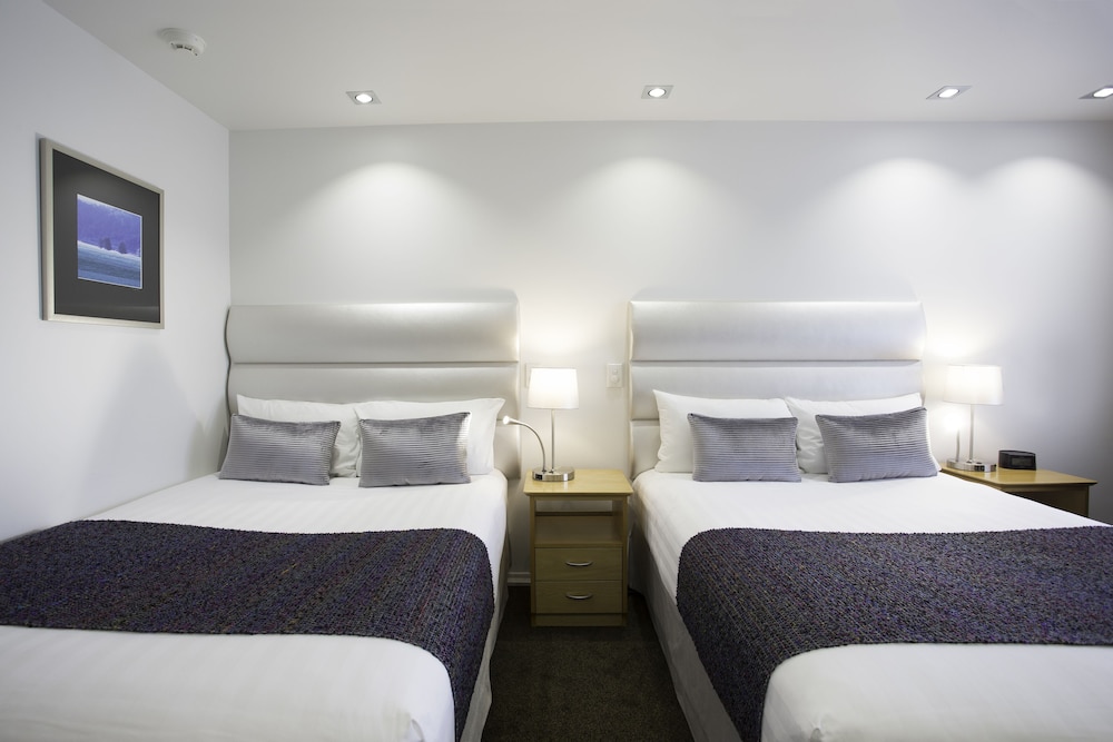 Trailways Hotel 25/70
