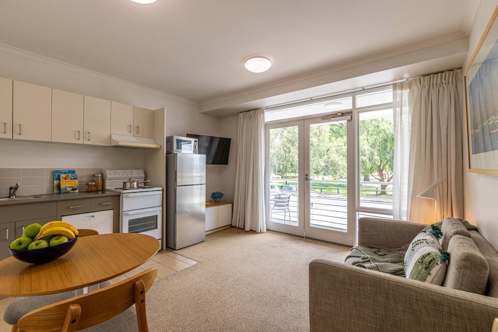 MainStay Suites Williamstown 45/63