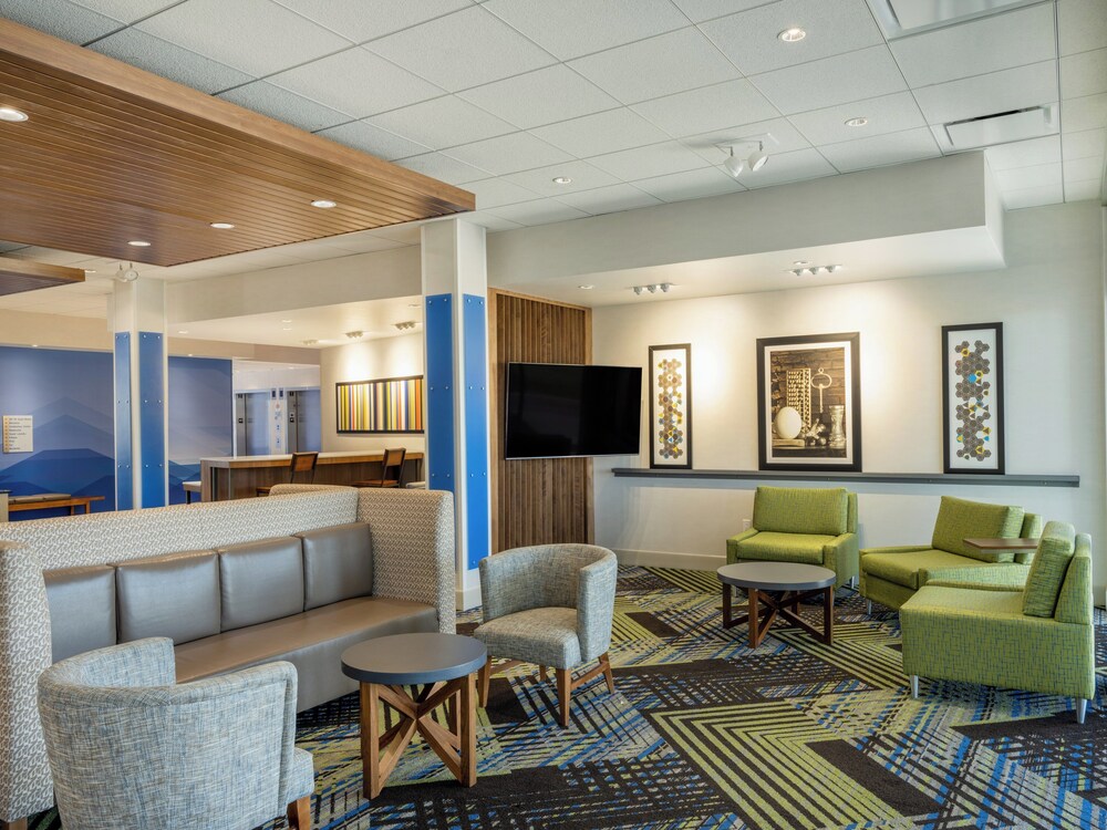 Holiday Inn Express and Suites Watertown 46/74