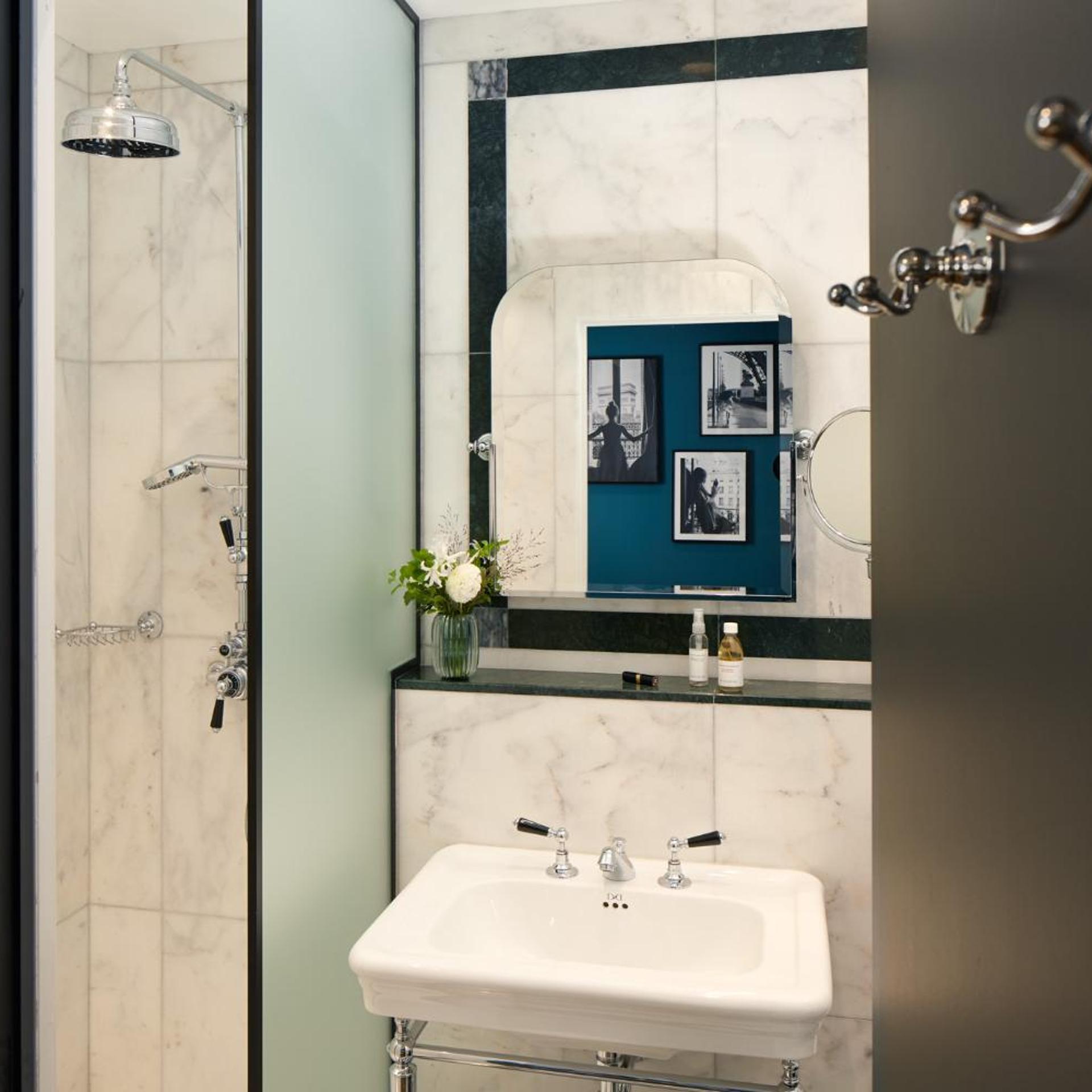 جناح جونيور، Hotel Saint Germain 8/9