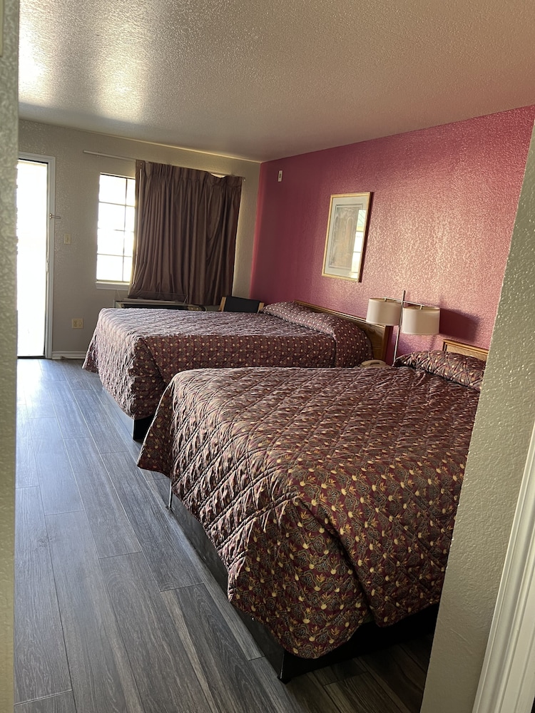 room, 2 queen beds, smoking