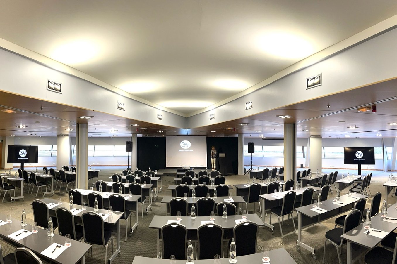 Barcelona Airport Hotel 77/86
