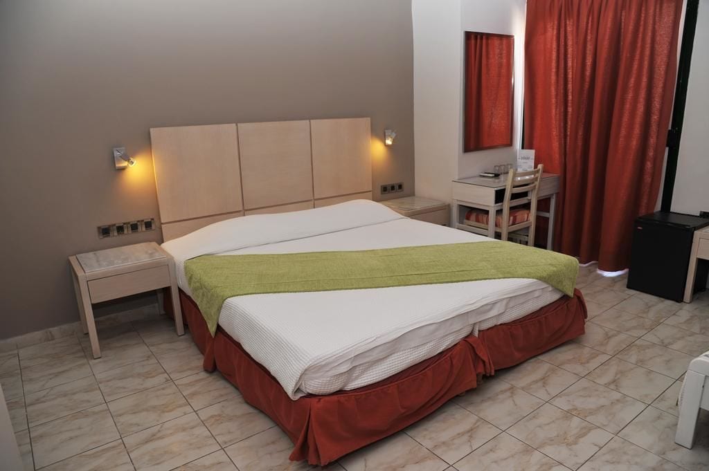 ROOM, TRIPLE, CITY VIEW